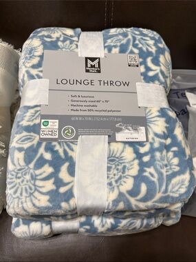 Member's Mark Blue Patterned Lounge Throw - Soft & Cozy